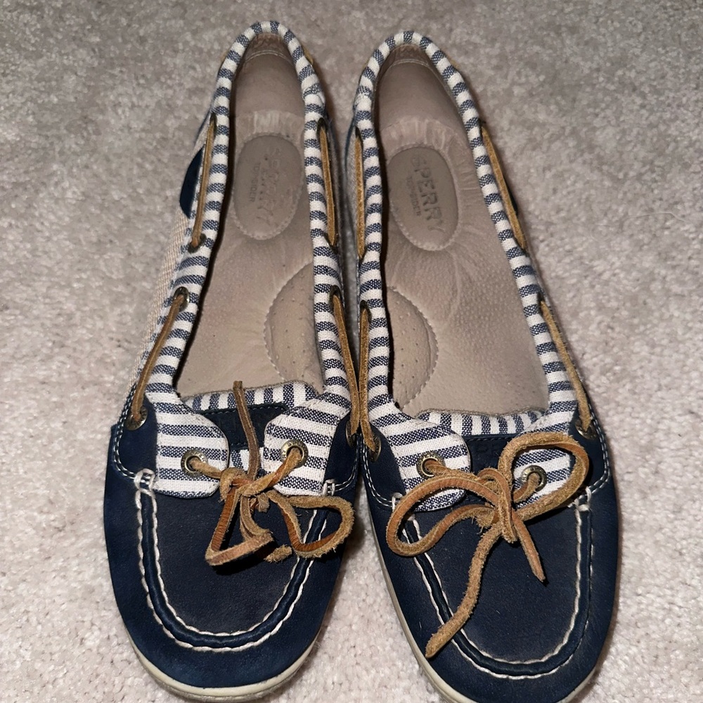Women’s sperry boat shoes, size 9